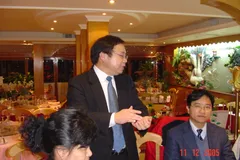 2005年12月11日 西语学院邱月生书记、郑立华院长来法颁发荣誉证书